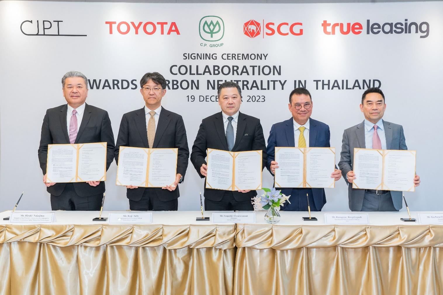 (Left to right) Hiroki Nakajima, President of CJPT; Koji Sato, President and CEO of Toyota; Soopakij Chearavanont, Chairman of CP;Roongrote Rangsiyopash, President and CEO of SCG; Kachorn Chiaravanont, President of True Leasing and Member of Executive Committee of CP