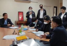 2 Tour Operators Ordered Close Over Use of Thai Nominees Officials inspect documents of a tour operator in Bangkok’s Wang Thonglang district suspected of acting as nominee for foreign business on April 3, 2024.