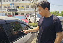 A Hallucinating American Visitor Smashes a Thai Man’s Car Mr. Tharatit na Pattalung, 33, pointed at his car, which was damaged by an American visitor.