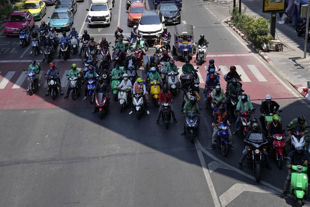 Motorcyclists stop in the shade of a skytrain line on a hot day in Bangkok, Thailand, Friday, May 3, 2024. Photo: Sakchai Lalit / AP