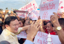 Thaksin Signals Fight the 112 Case During Red Shirt Stronghold Visit Thaksin