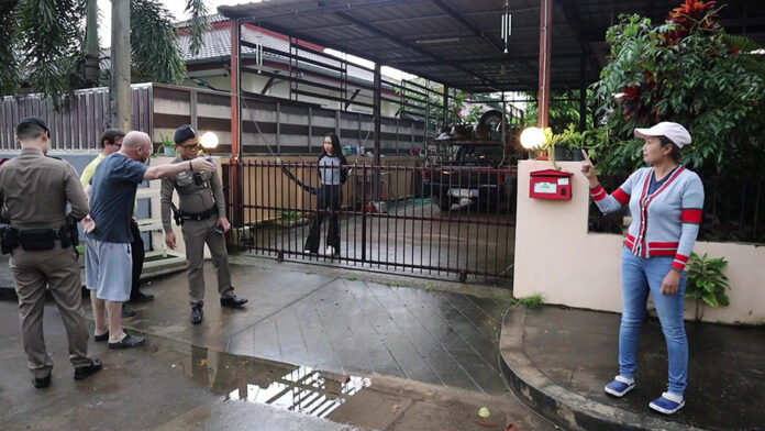 udon farang dog1 barking