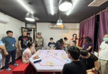 Huai Khwang Police Raid Chinese Gambling Den, 30 Held