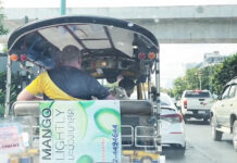 Thai Tuk-Tuk Driver Forgives Foreign Passenger Who Hit His Head tuk-tuk