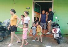Vietnamese Adults and Children Arrested for Illegal Flower-Selling in Pattaya pattaya