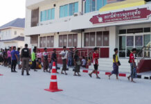 Workers Flee Rooftops in Ayutthaya Police Raid Construction Camp Ayutthaya