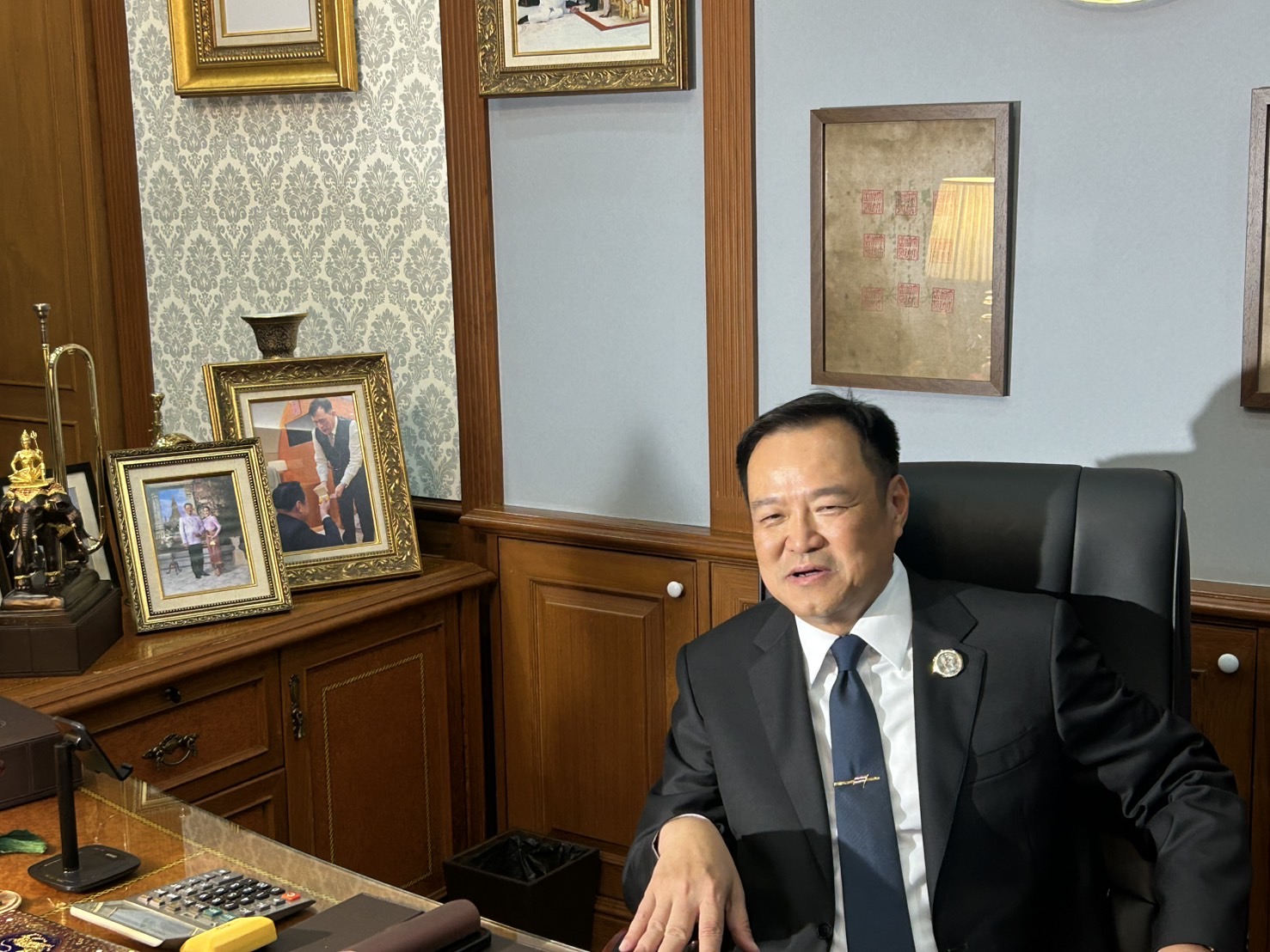 anutin leaving interior