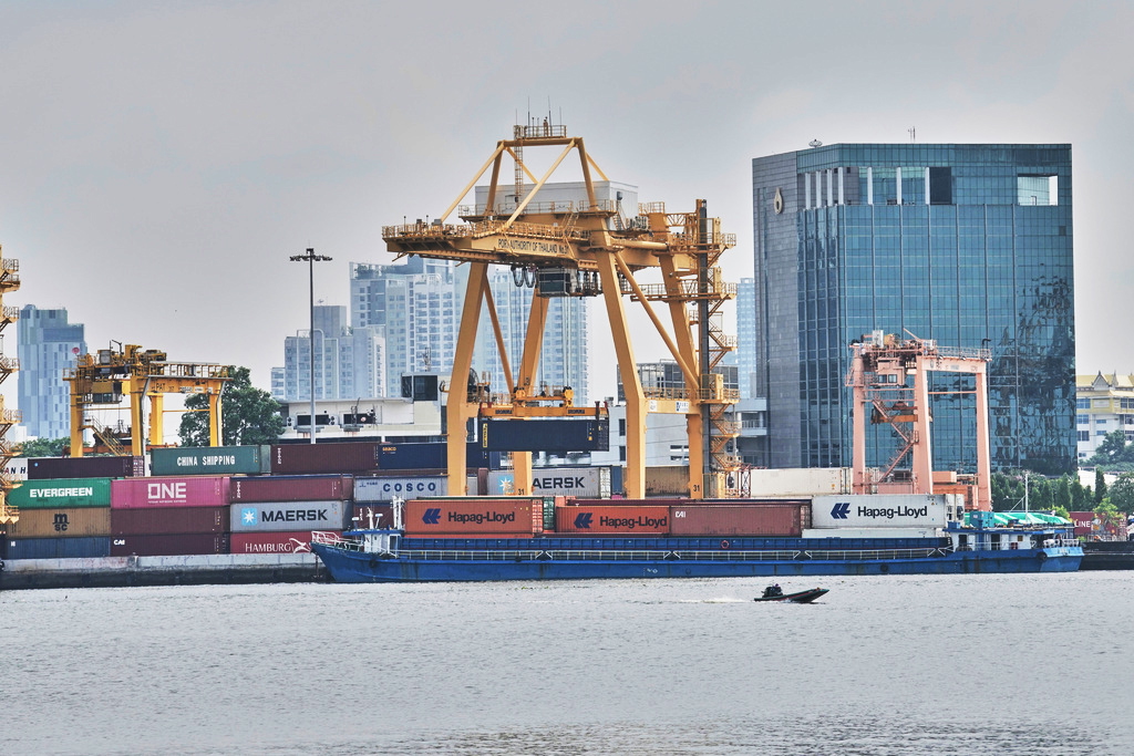 Thai Central Bank Cuts Rates to Support Slowing Economic Momentum