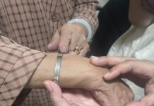 ID Bracelet Helps Pattaya Police Find Chinese Tourist’s Family