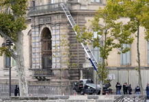 Thieves Steal Crown Jewels in 4 minutes from Louvre Museum