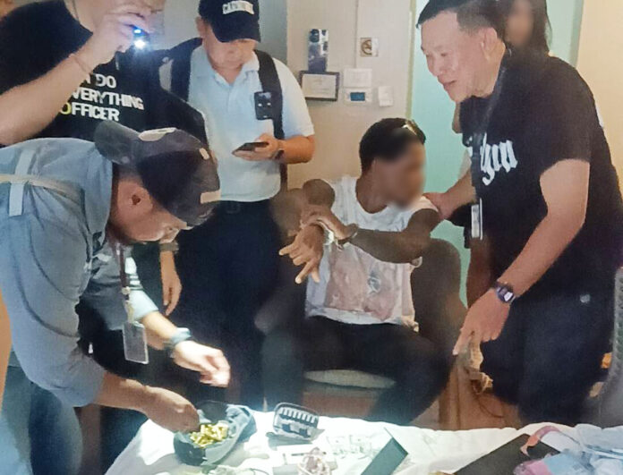 african drug1 Police interrogate Interpol-wanted suspect Emmanuel after his arrest at his hotel room on Phetburi Road in Bangkok on October 1, 2025, for drug trafficking and illegal weapons possession.