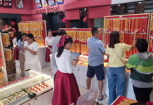 Fake Gold Shops See Booming Sales as Real Gold Prices Hit Record Highs