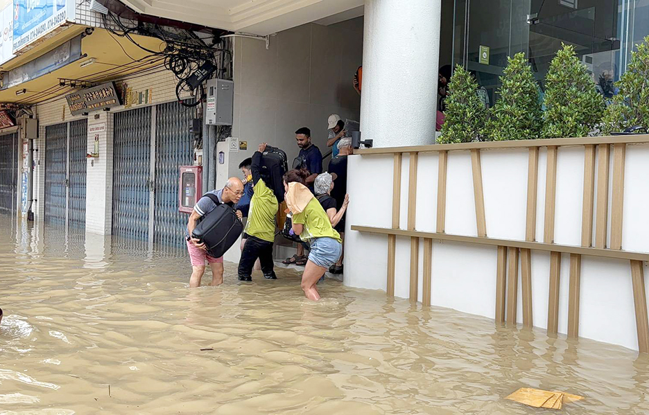 flood tourist2