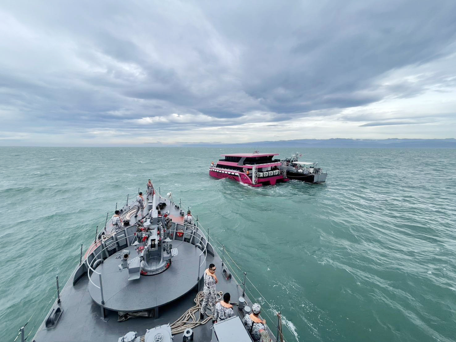 Thai Navy Rescues 97 From Damaged Tourist Ferry off Koh Kood