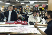 Thai immigration Arrests Chinese Amulet Dealers at Nonthaburi Mall