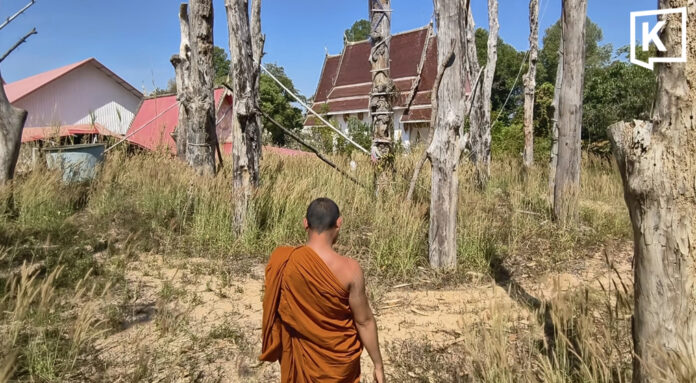 Mystery spring 1 Mystery spring emerges at Thai temple site in dry season