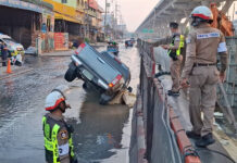 Burst water pipe collapses Rama II road in Samut Sakhon Burst water pipe collapses Rama II road in Samut Sakhon