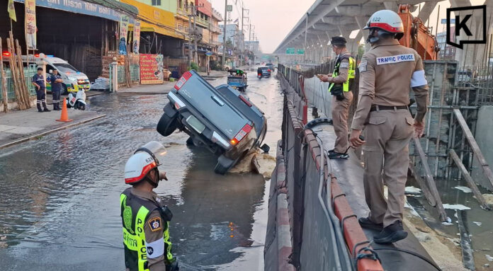 Rama II strike back Burst water pipe collapses Rama II road in Samut Sakhon