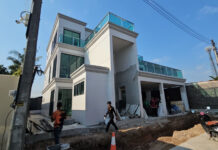 Worker injured after lift cable snaps in Chonburi construction Worker injured after lift cable snaps in Chonburi construction