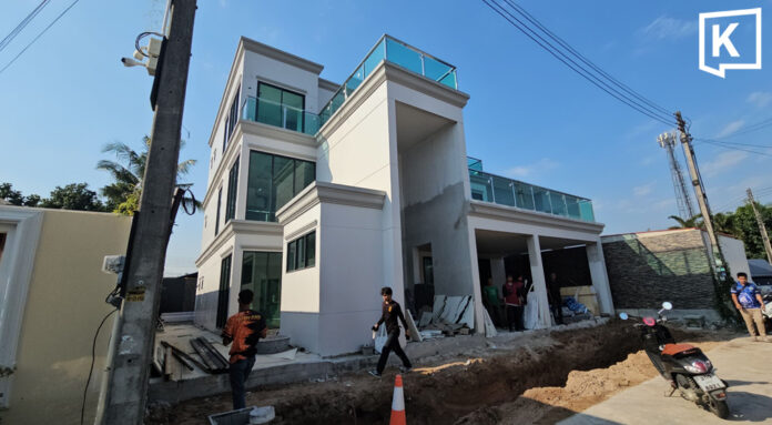 Worker injured after lift cable snaps in Chonburi construction