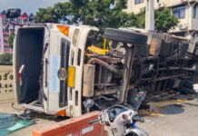Crane truck overturns on Bangkok bridge, injuring two Crane truck overturns on Bangkok bridge, injuring two