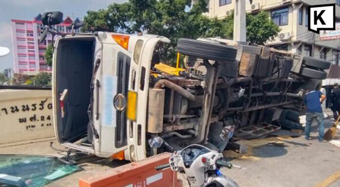 crane car collapse 1 Crane truck overturns on Bangkok bridge, injuring two