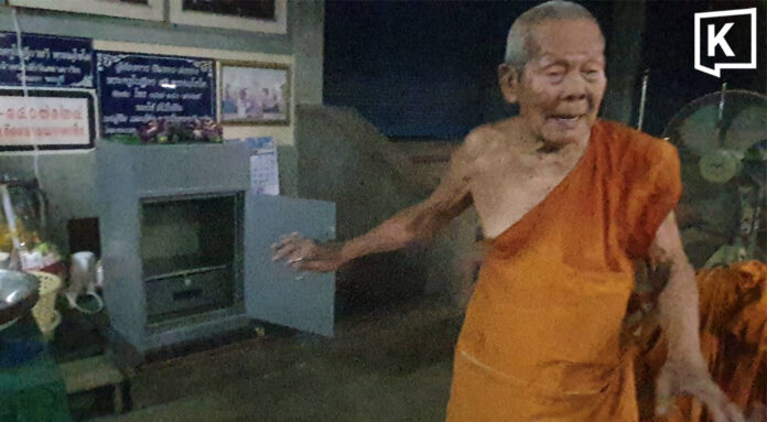 eldmonk Elderly monk attempts to stop donation box theft in Chonburi