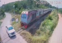 Train collides with pickup truck in Songkhla, killing one
