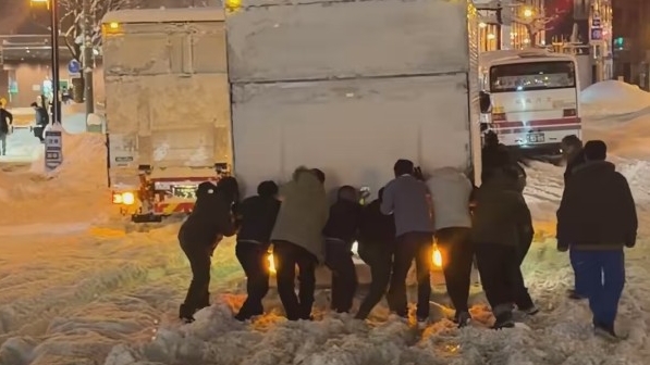 Thai tourists praised for helping push snowbound truck in Japan
