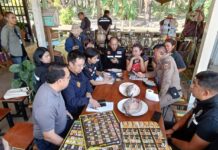 Tourist Shocked by 400-Baht Omelet at Thai Floating Market