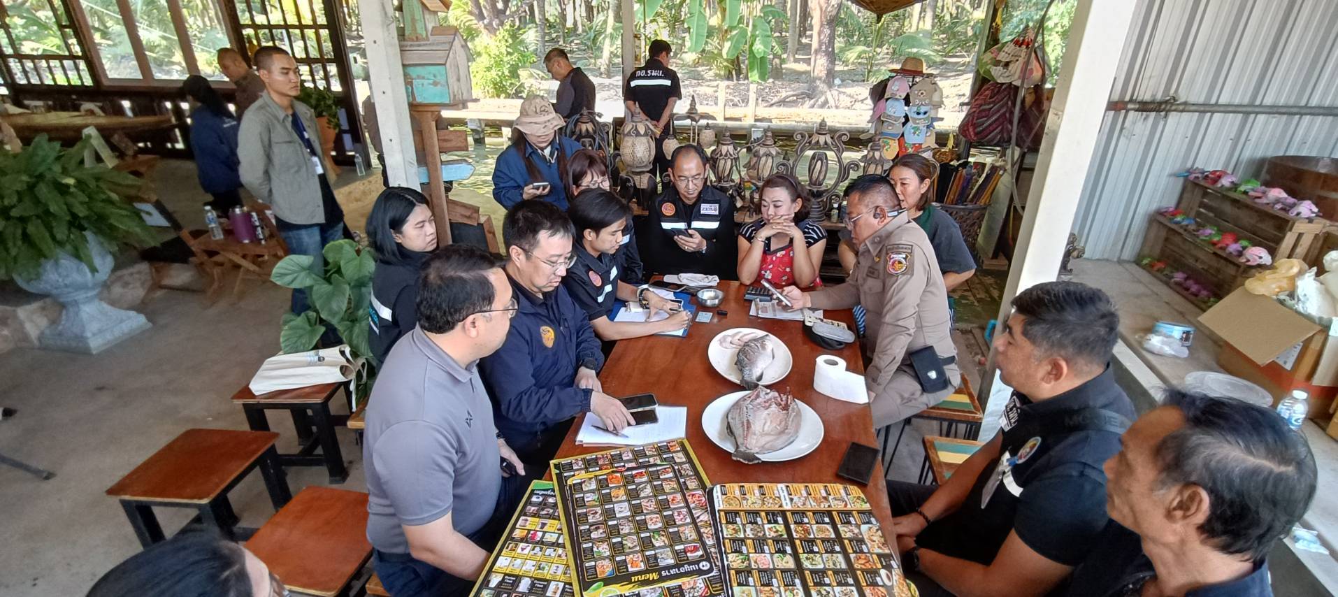 Tourist Shocked by 400-Baht Omelet at Thai Floating Market