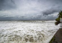 Giant Waves Hit Gulf of Thailand; People Urged to Evacuate Giant Waves Hit Gulf of Thailand; People Urged to Evacuate