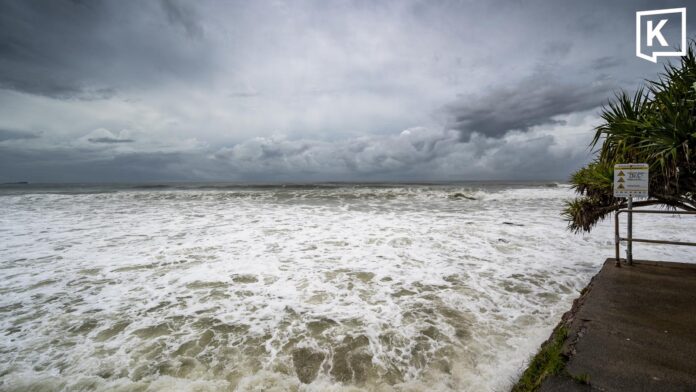 Giant Waves Hit Gulf of Thailand; People Urged to Evacuate