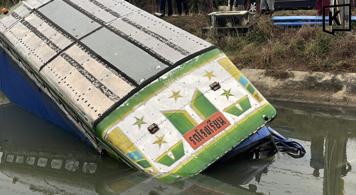 school bus skid School bus plunges into canal in Pathum Thani, 30 hurt