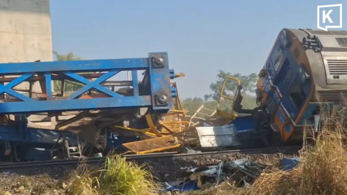 train crane 1 Construction crane collapse derails train kill 4 injure 40