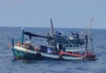 Navy Region 1 seizes Cambodian fishing boat in Thai waters