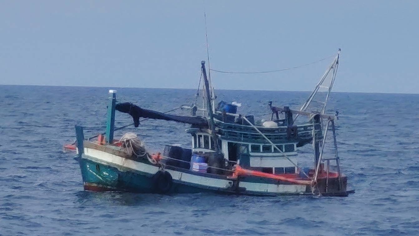 Navy Region 1 seizes Cambodian fishing boat in Thai waters