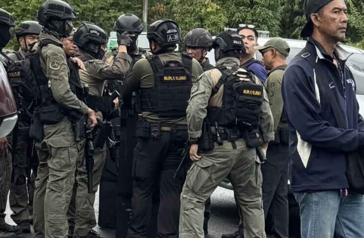 Teen gunman shoots school director, takes 300 students hostage in Hat Yai