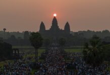 Thousands gather at Angkor Wat for Equinox sunrise