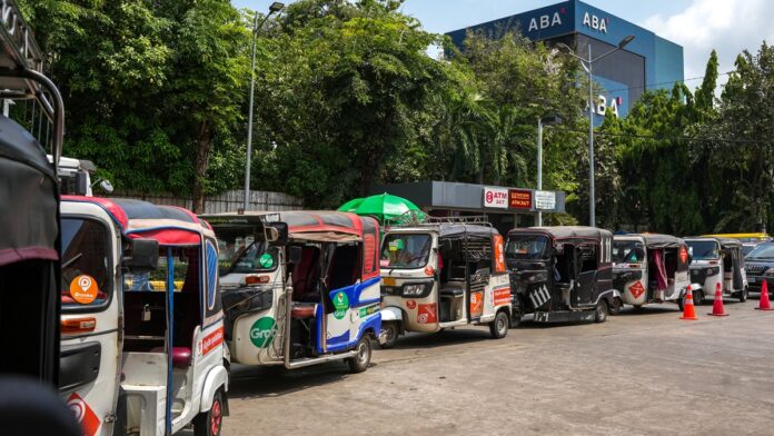 Cambodians queue for fuel as fuel shortage hits Phnom Penh
