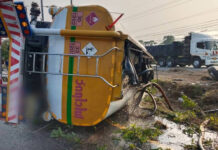 Diesel spill after tanker overturns on Mittraphap Road Diesel spill after tanker overturns on Mittraphap Road