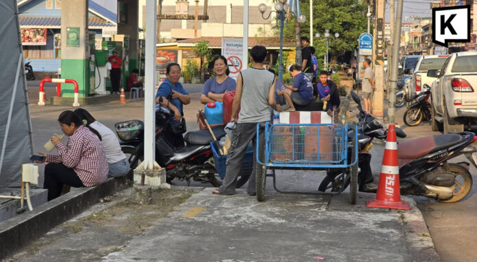 Fuel shortage sees Kamphaeng Phet residents queue overnight