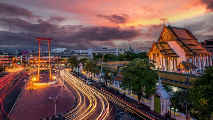Red giant swing and wat Suthat