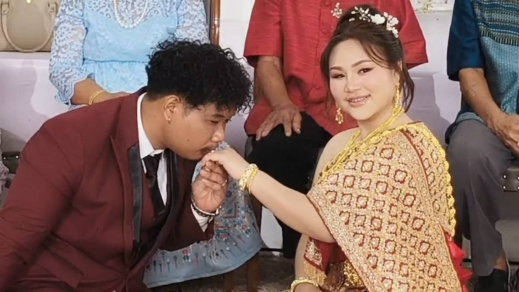 Bride leads procession, proposes to groom with 400,000 baht dowry in Saraburi