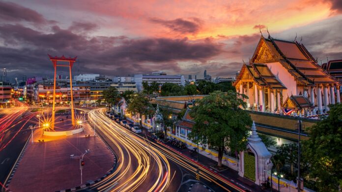 Red giant swing and wat Suthat