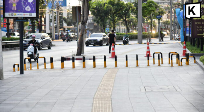 Bangkok installs barriers to stop motorbikes on pavements Bangkok installs barriers to stop motorbikes on pavements