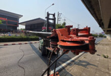 Crane collapses, boom blocks road in Samut Sakhon Crane collapses, boom blocks road in Samut Sakhon
