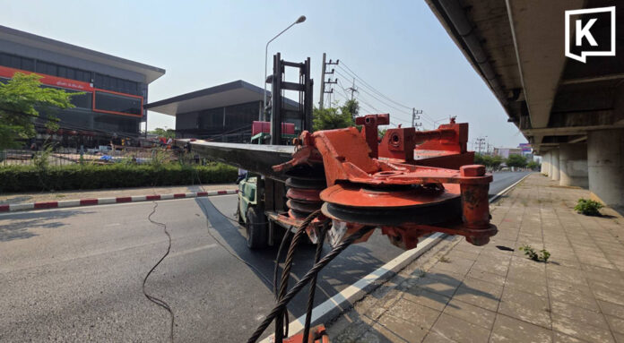 Crane collapses, boom blocks road in Samut Sakhon