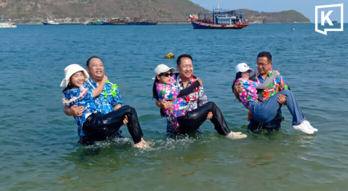 Crowds flock to Si Chang ‘carry women into sea’ rite