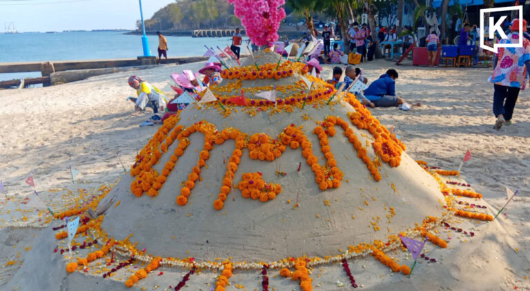 Crowds flock to Si Chang ‘carry women into sea rite 2